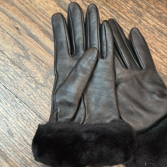 UGG Shearling-Trim Leather Gloves - Picture 3 of 5